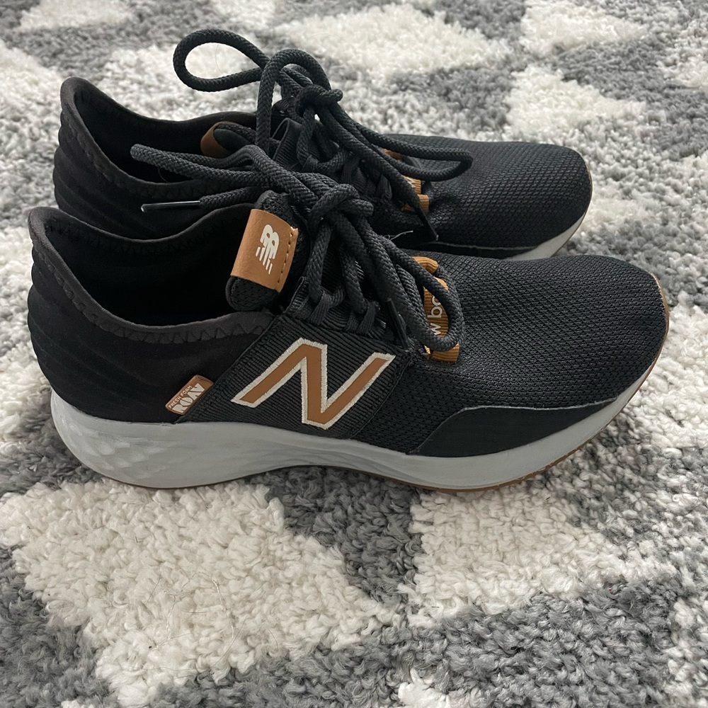 New Balance. Excellent condition! Kids size 5. Woman’s 6.5